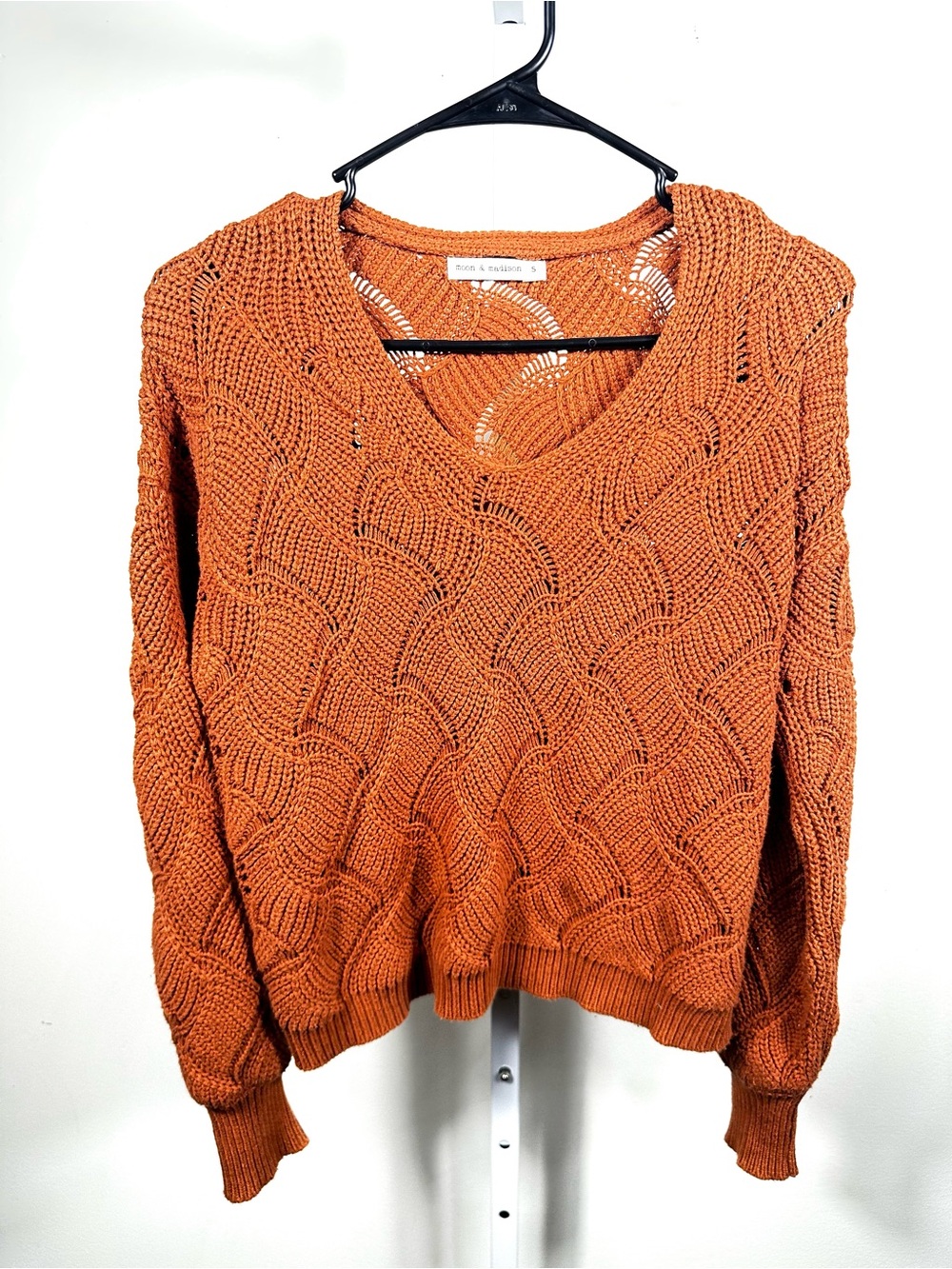 G95. moon & madison Rust Orange Cable Knit V-Neck Sweater pit to pit 21”